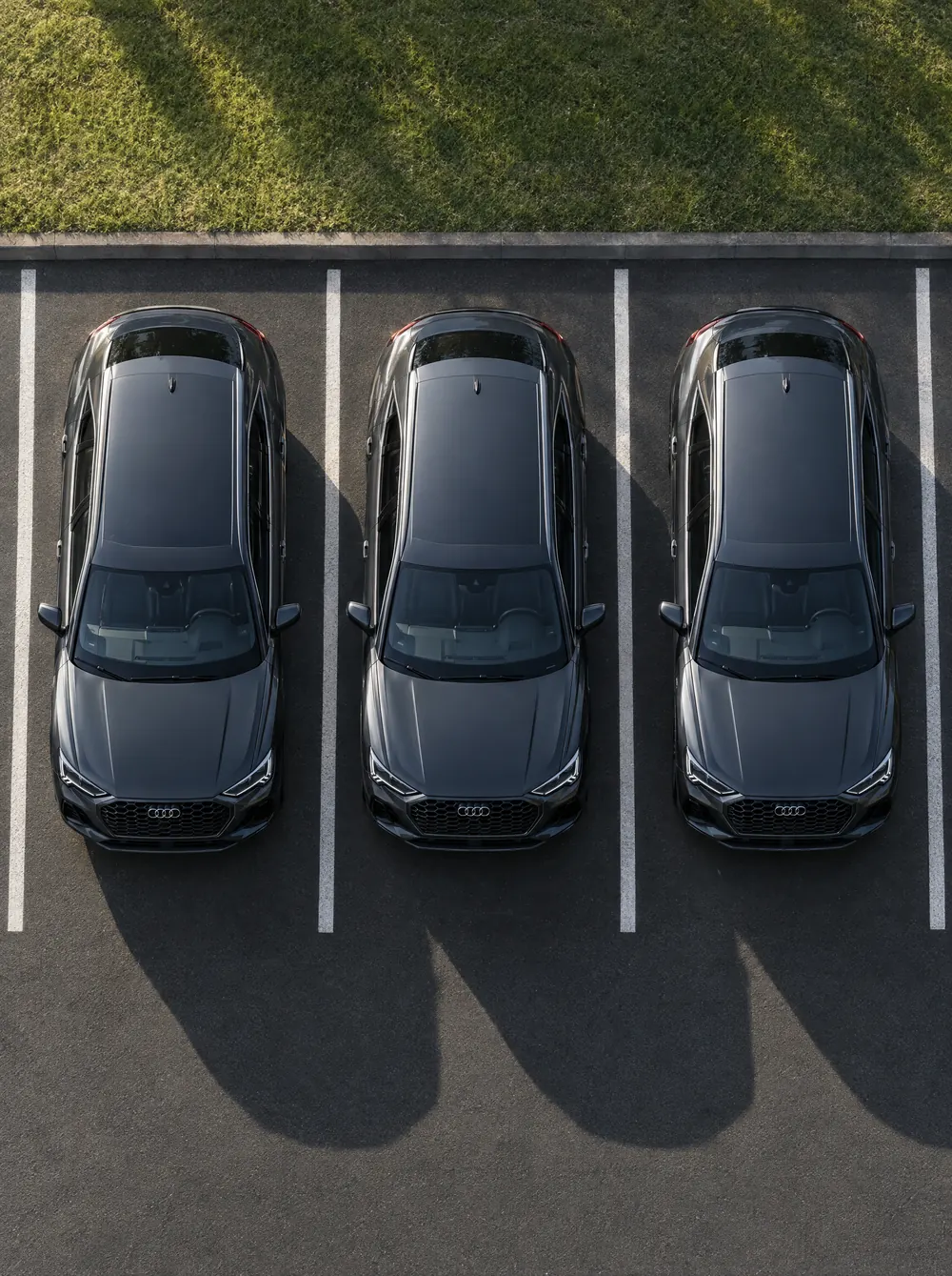 Drie identieke Audi Q3 Sportbacks van bovenaf