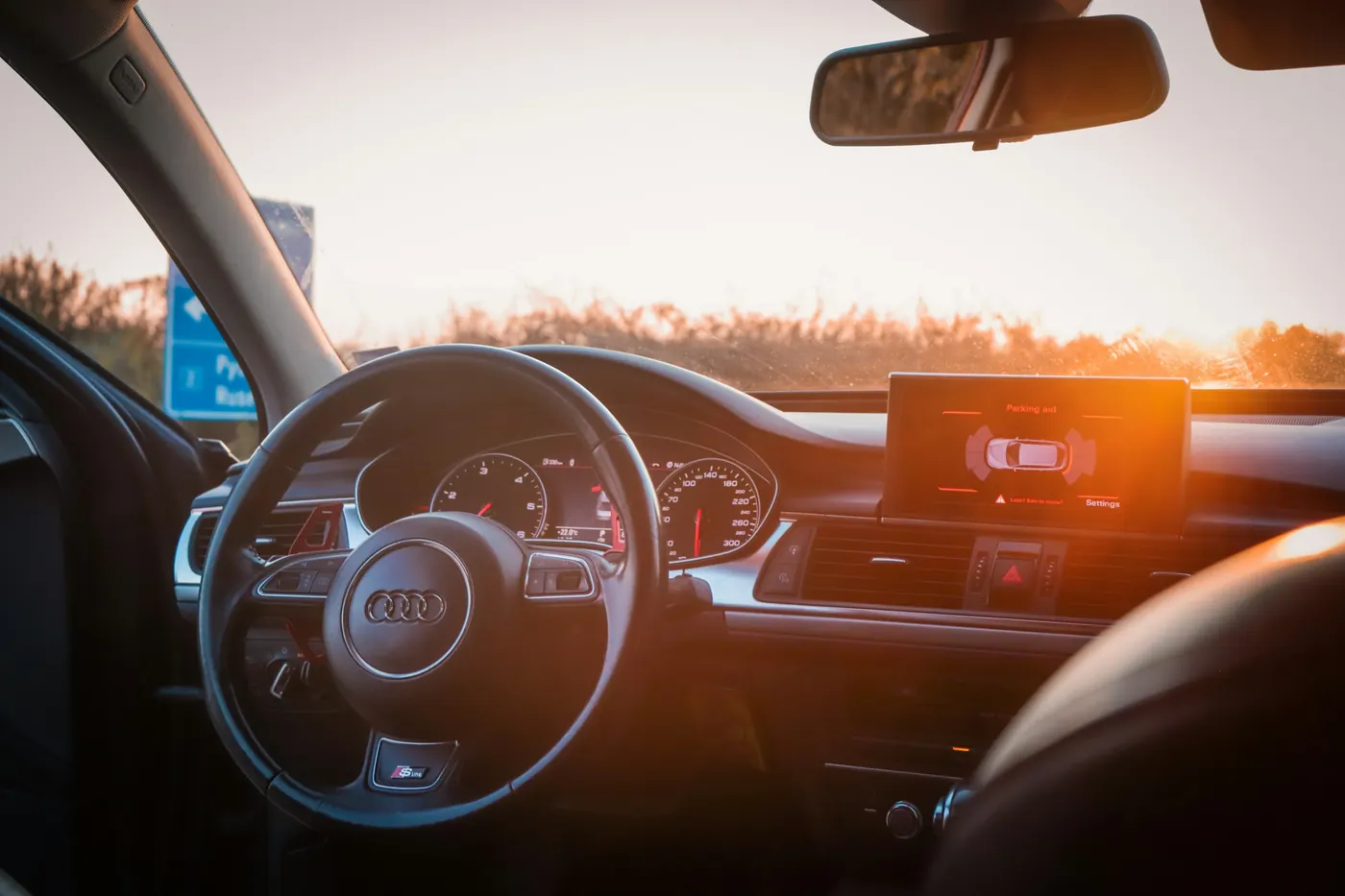 Het interieur van een Audi bij zonsondergang
